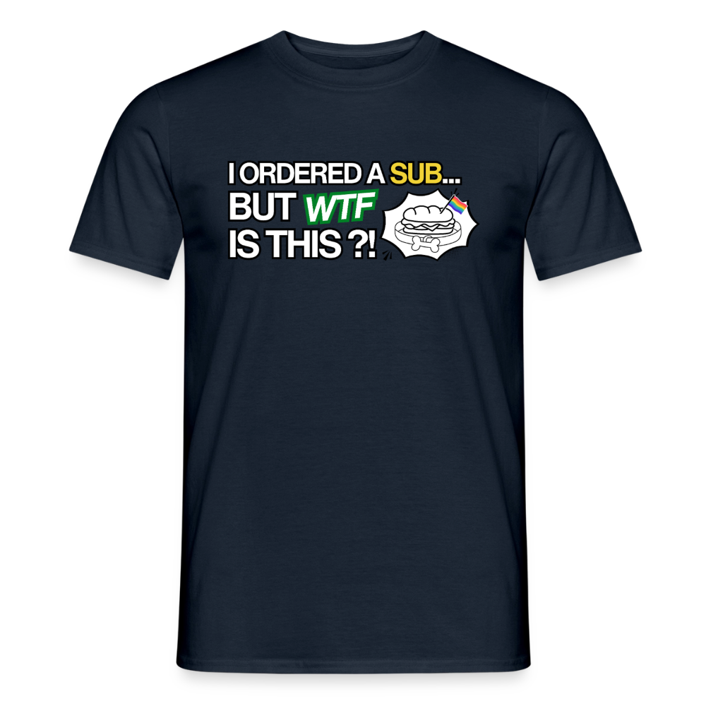 Das navyblaue T-Shirt präsentiert die große Statement-Typografie „I ORDERED A SUB… BUT WTF IS THIS?!“ zusammen mit dem weißen Badge mit kinky Puppy-Elementen.