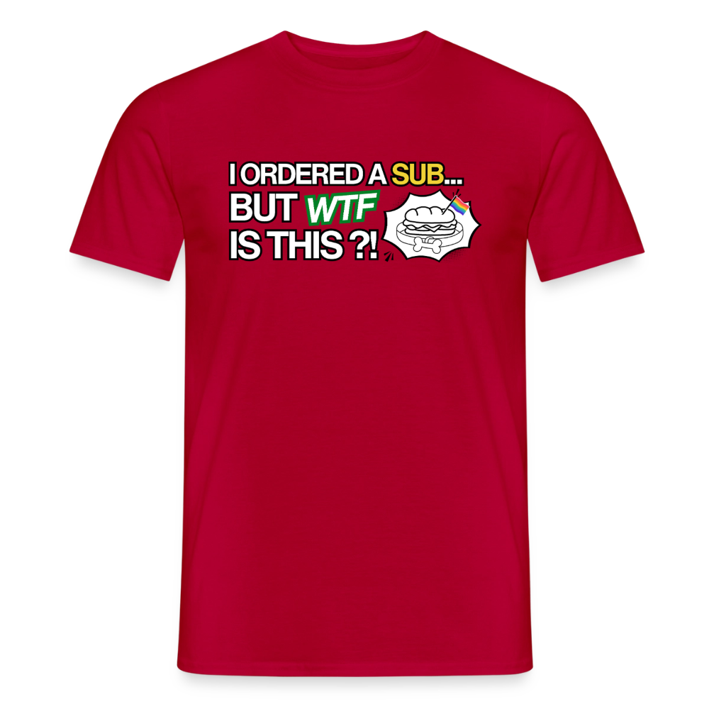 Freigestelltes rotes T-Shirt mit dominanter fetter Typografie und dem weißen Stern-Badge, der das Puppy-Sandwich mit Halsband und kleiner Regenbogenflagge zeigt.