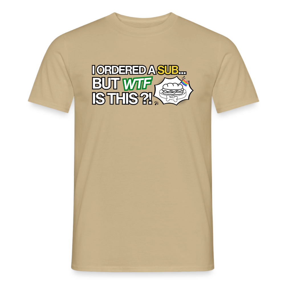 Auf dem sandbeigen T-Shirt prangt die große Typografie „I ORDERED A SUB… BUT WTF IS THIS?!“ zusammen mit dem weißen Puppy-Sandwich-Badge und Regenbogenflagge.