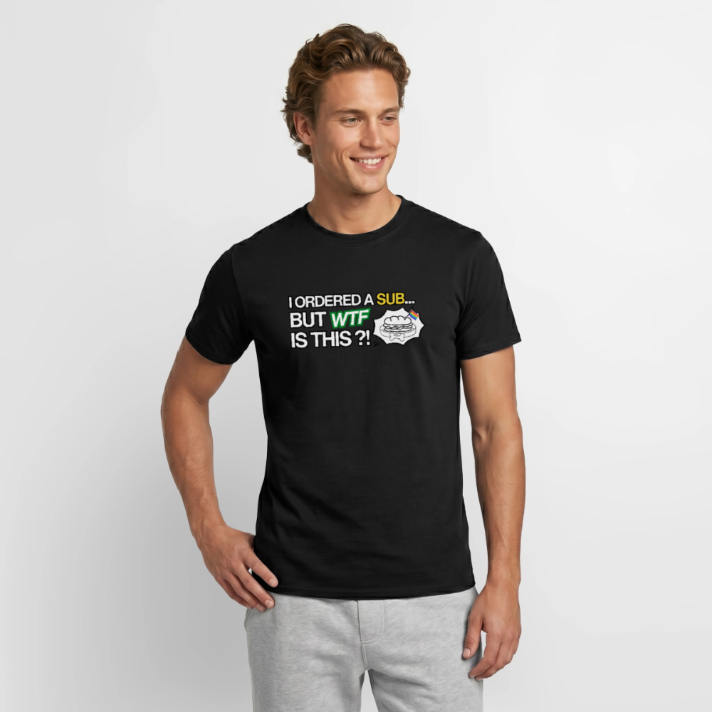 Männliches Model in schwarzem T-Shirt mit dem auffälligen Design „I ordered a sub… but wtf is this?!“. Der weiße Stern-Badge mit Sandwich und Regenbogenflagge sorgt für starken Kontrast.