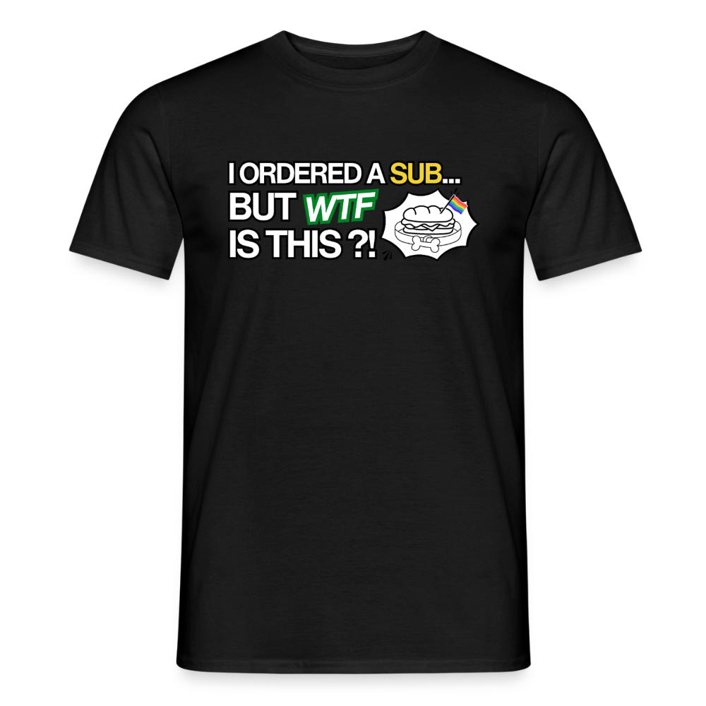 Das schwarze T-Shirt zeigt die leuchtende große Typografie mit gelbem „SUB“ und grünem „WTF“. Daneben der weiße Badge mit dem kinky Sandwich und Puppy-Halsband.