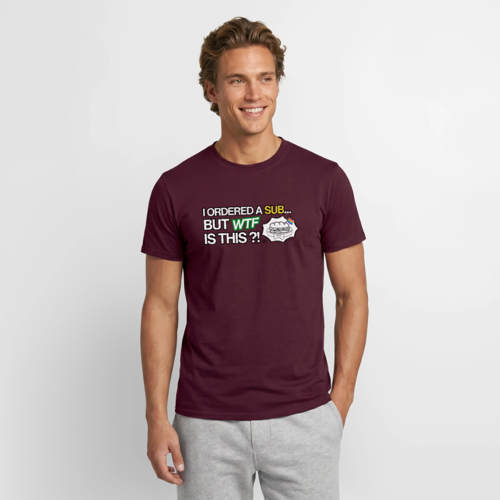 Ein männliches Model präsentiert das ziegelrote T-Shirt mit dem provokanten Text „I ordered a sub… but wtf is this?!“ und dem kinky Puppy-Sandwich-Badge.