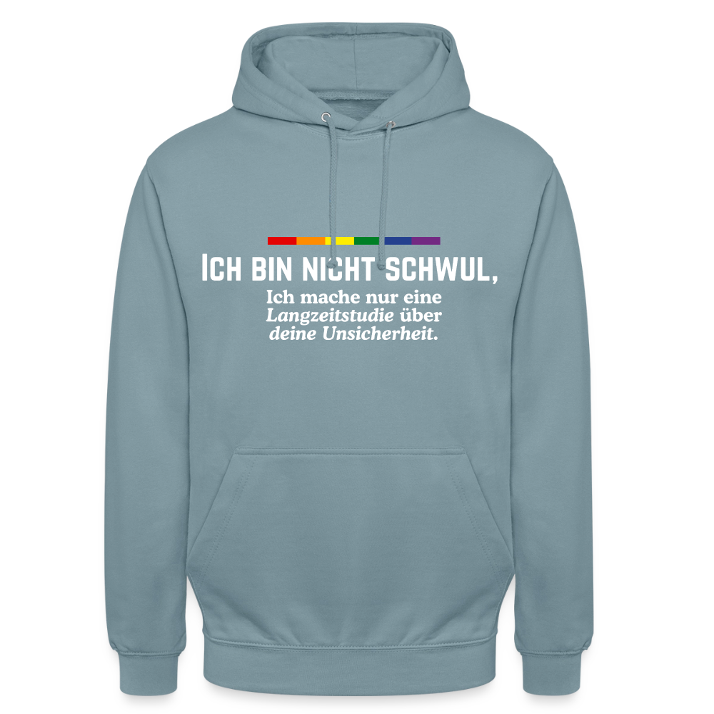 Kühle Ironie auf nebelblauem Stoff: Der freigestellte Hoodie zeigt die weiße, zweigeteilte Typografie „ICH BIN NICHT SCHWUL, Ich mache nur eine Langzeitstudie über deine Unsicherheit.“ mitsamt Regenbogen-Akzent.