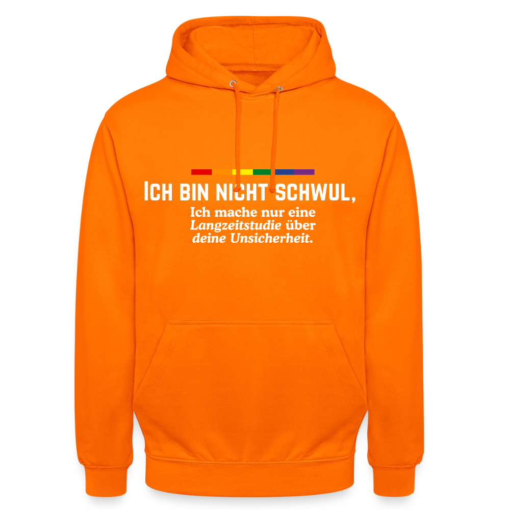 Grell, laut und extrem schlagfertig präsentiert sich der freigestellte orangefarbene Hoodie. Das weiße Typografie-Design nutzt den Text „ICH BIN NICHT SCHWUL, Ich mache nur eine Langzeitstudie über deine Unsicherheit.“ als perfekten und sichtbaren Konter gegen Intoleranz.