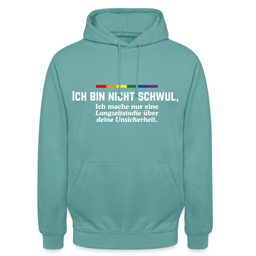 Oben ein bunter Farbstrich, darunter fette Großbuchstaben und schließlich eine elegante kursive Schrift. Das freigestellte pastelltürkise Kapuzenshirt liest sich wie ein Konter aus dem Lehrbuch: „ICH BIN NICHT SCHWUL, Ich mache nur eine Langzeitstudie über deine Unsicherheit.“