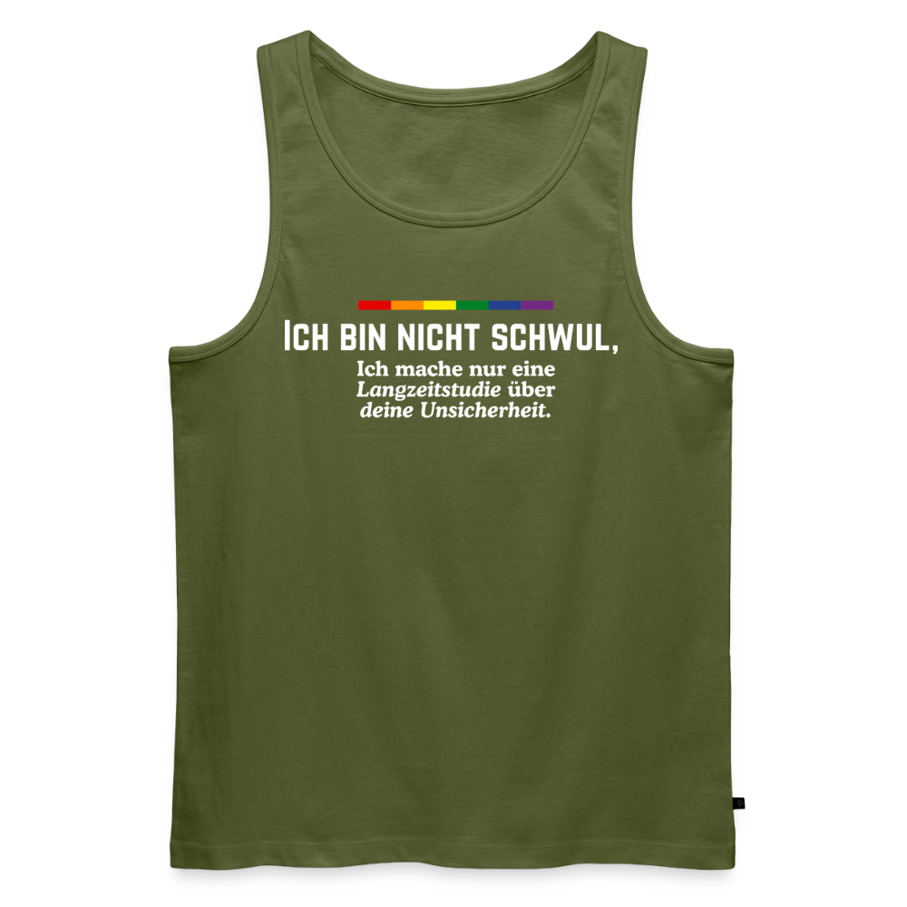 Luftiger Schnitt trifft auf knallharte Pointe. Das khakifarbene Muskelshirt zeigt auf transparentem Grund die von PrideLAB konzipierte Satire: „ICH BIN NICHT SCHWUL, Ich mache nur eine Langzeitstudie über deine Unsicherheit.“ – unmissverständlich als queeres Piece gekennzeichnet.