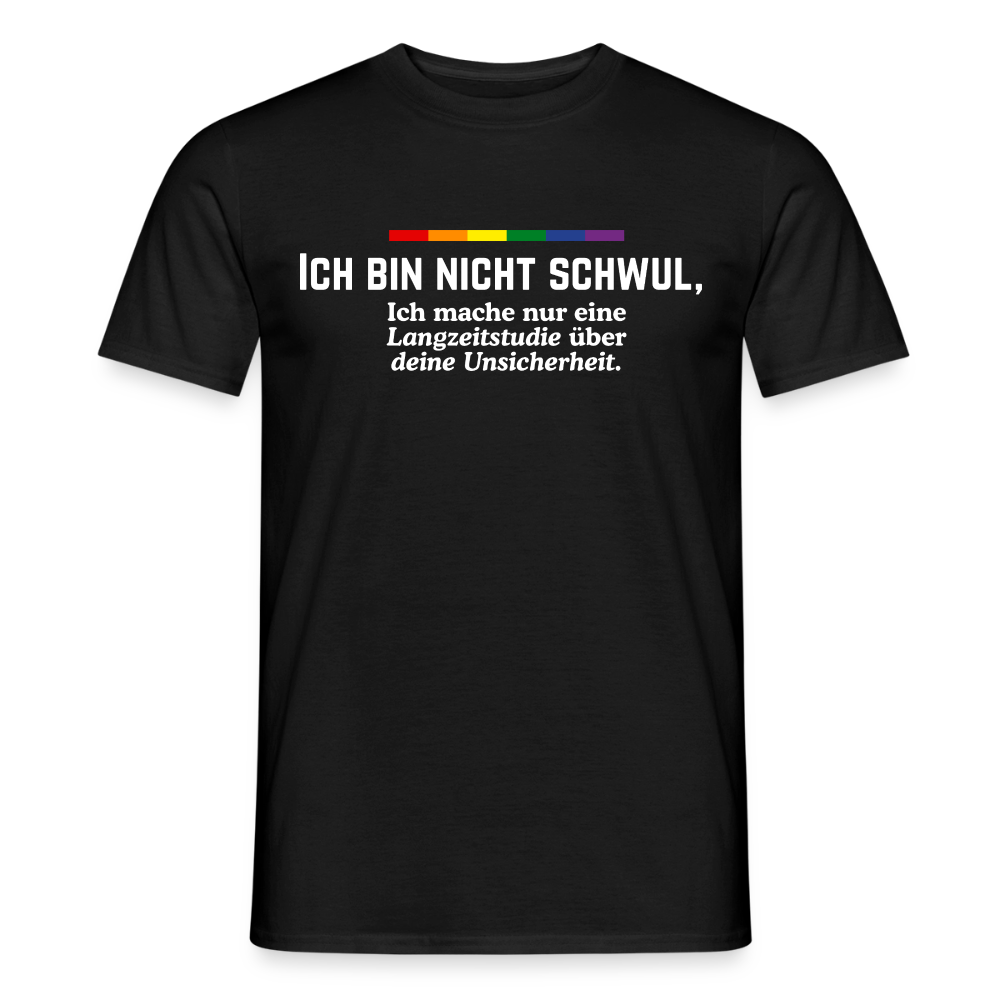 Tiefstes Schwarz bringt die weiße Blockschrift förmlich zum Leuchten. Das freigestellte Basic-Shirt provoziert clever mit der zweizeiligen Ansage: „ICH BIN NICHT SCHWUL, Ich mache nur eine Langzeitstudie über deine Unsicherheit.“