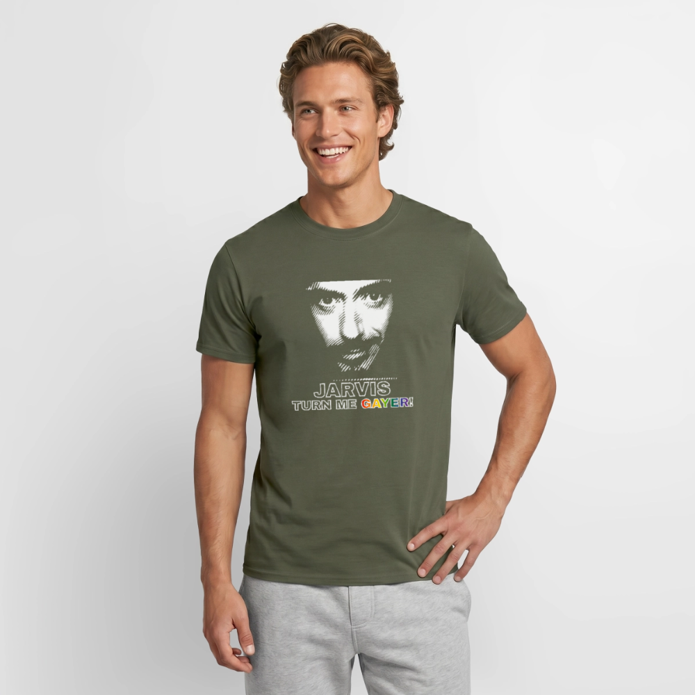 Das T-Shirt in Militärgrün wird von einem Model getragen und zeigt das humorvolle Jarvis-Design. Die weiße Outline-Schrift und das Regenbogen-Wort setzen ein klares Zeichen für Nerd-Pride.