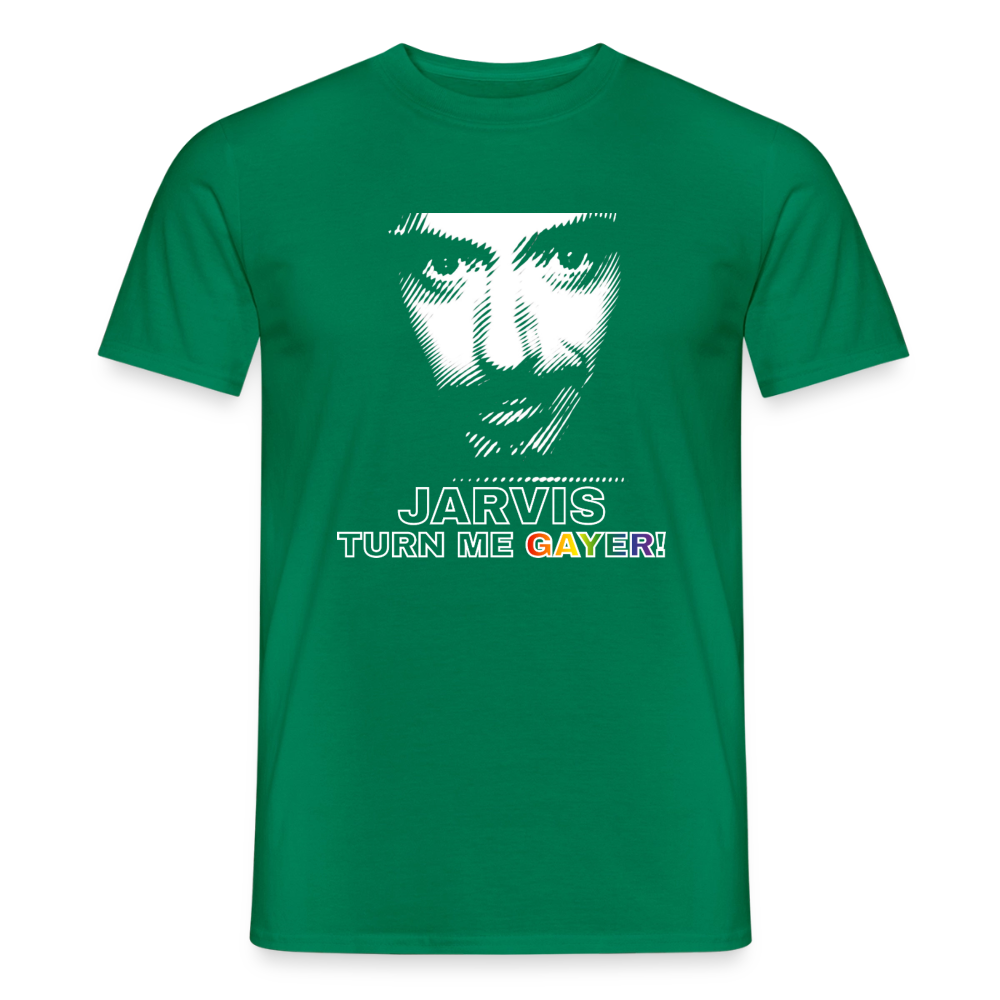 Ein leuchtendes Kelly Green als Hintergrund für das weiße Nerd-Porträt. Das freigestellte Shirt bringt mit dem Regenbogen-Wort „GAYER!" bunten Humor in die LGBTQ-Community.