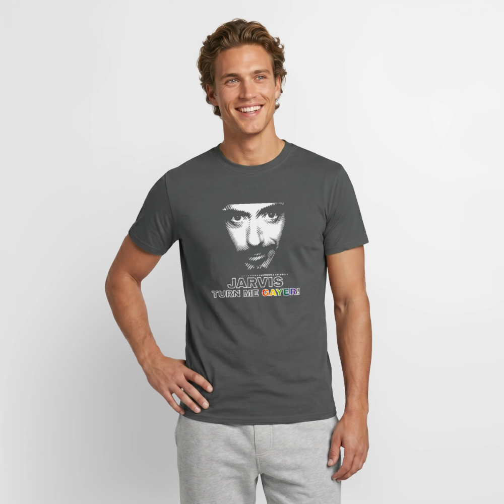 Ein lächelndes Model präsentiert das anthrazitfarbene T-Shirt mit dem popkulturellen „JARVIS TURN ME GAYER!" Motiv. Die markante Grafik und die bunten Buchstaben sind ein starker Look für schwule Gaymer.