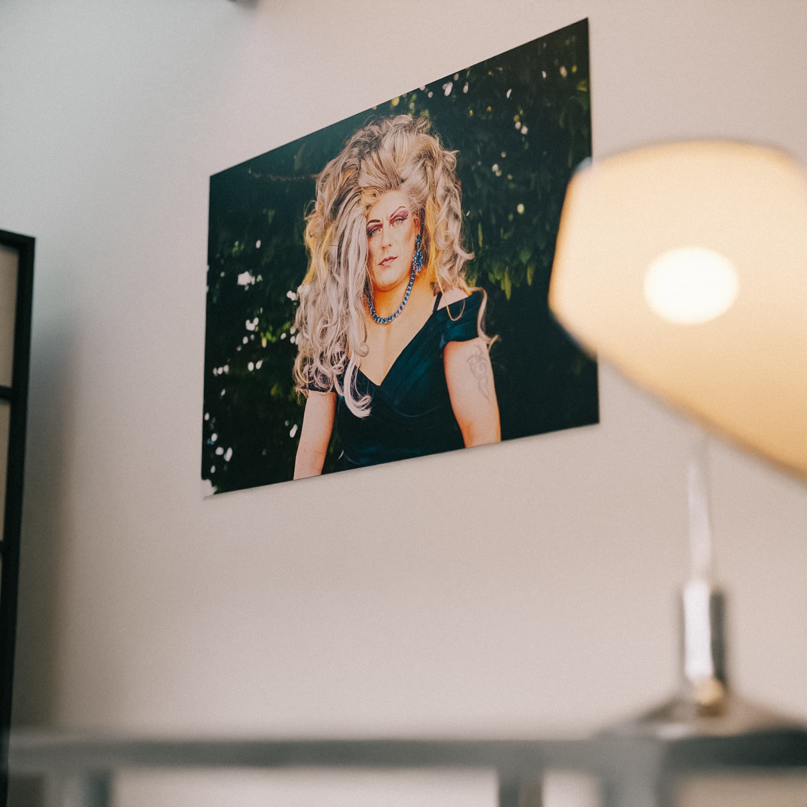 Das exklusive Poster "Gartenkönigin" von Drag Queen Jolina Wings, erhältlich auf PrideMerch.de, als eindrucksvoller Kunstdruck an einer Wand.