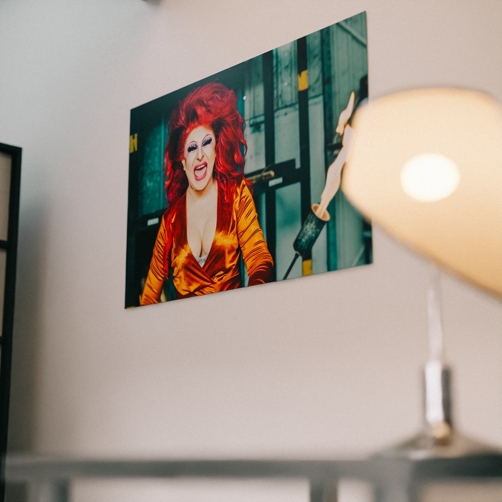 Joyce DeLone Poster „Flammenwerfer“ – 90x60 cm | Kunst-Poster mit Drag-Queen-Ikone