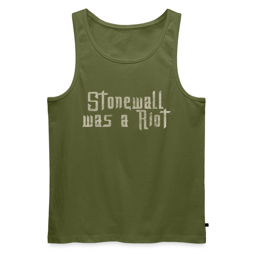 Die zerkratzt wirkende Schablonenschrift prangt mittig auf diesem khakifarbenen Tank Top. Ein freigestelltes PrideLAB-Design, das den Fokus radikal auf die ungeschönte Geschichte der Befreiungsbewegung lenkt.