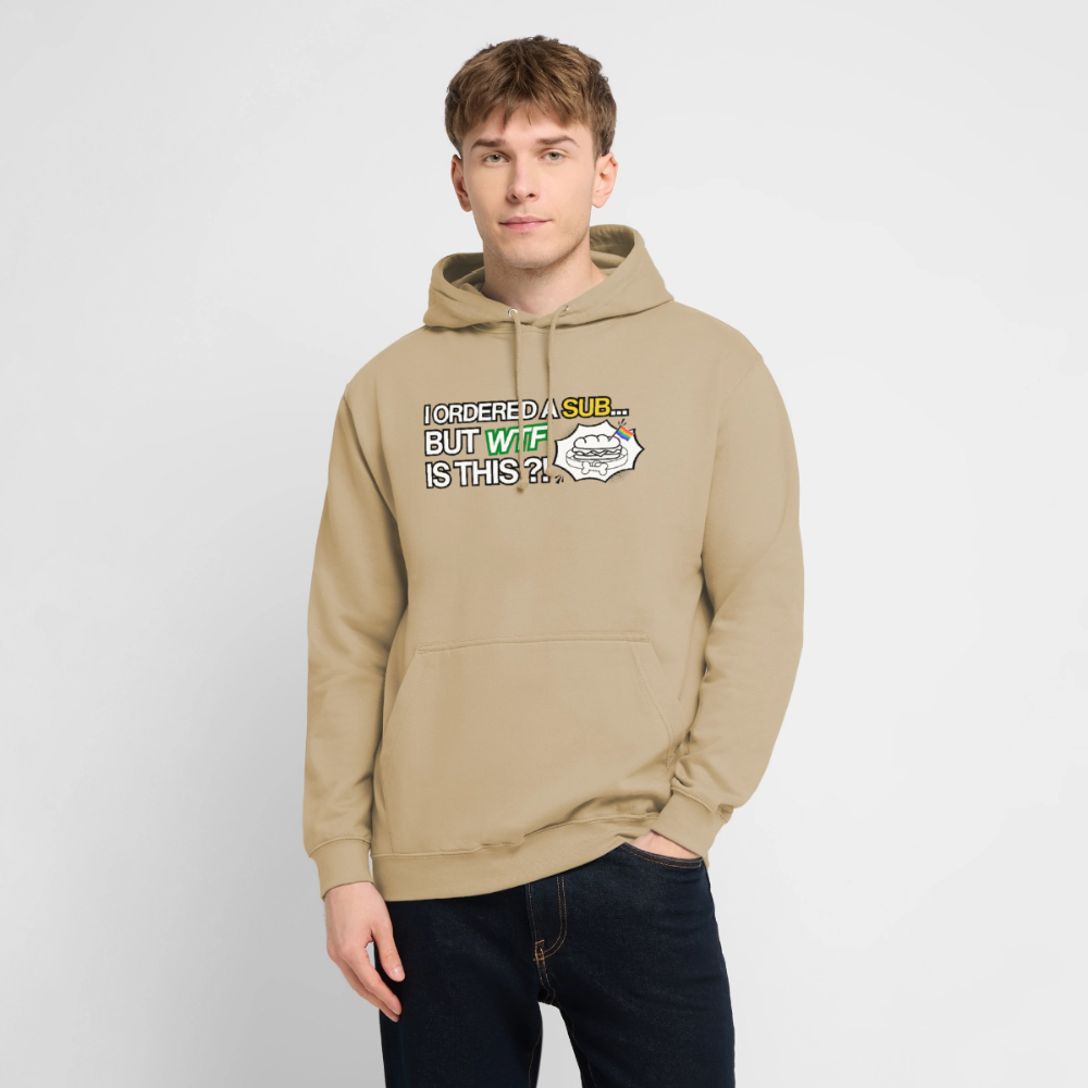 Das sandbeige Kleidungsstück mit dem BDSM-Wortspiel wird von einem männlichen Modell präsentiert. Der minimalistische Untergrund betont die bunten Pride-Farben der Flagge und verleiht dem kinky Spruch eine stylische Streetwear-Note.