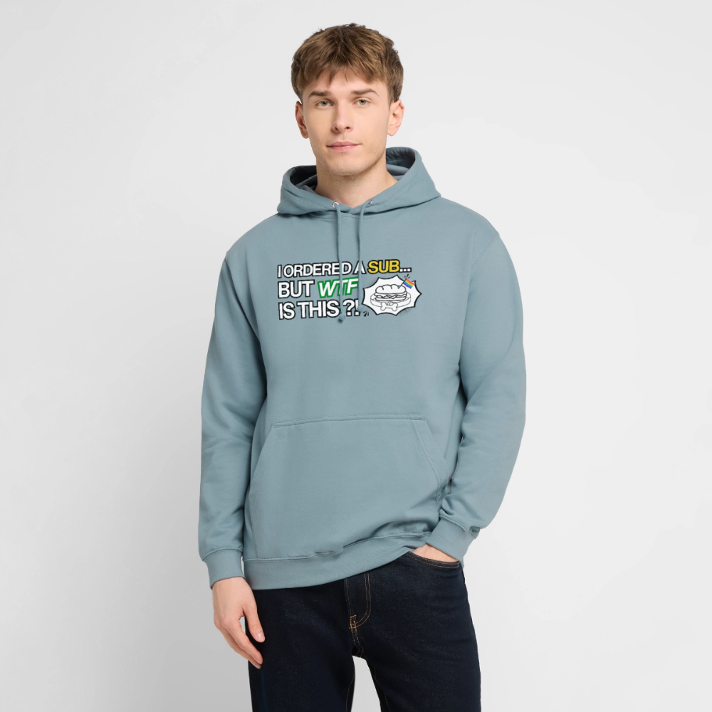 Ein junges männliches Modell zeigt den nebelblauen Premium-Hoodie in entspannter Pose. Der detailreiche Brustprint parodiert das klassische Begriffswirrwarr der BDSM-Szene mit einer herrlich trockenen visuellen Punchline.