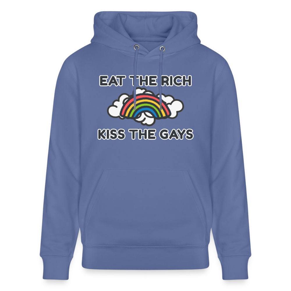 Das blaue Kapuzensweatshirt zeigt die Doppelbotschaft „Eat The Rich Kiss The Gays“. Mit dem zentrierten Regenbogen-Motiv ist es ein klares visuelles Statement für die nächste Pride-Demo.