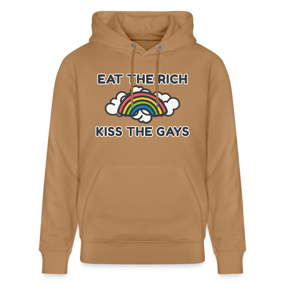 Das karamellfarbene Kapuzensweatshirt zeigt die kontrastreiche Typografie „Eat The Rich Kiss The Gays“. Ein farbintensiver Regenbogen zwischen den Textzeilen sorgt für einen selbstbewussten Pride-Look.