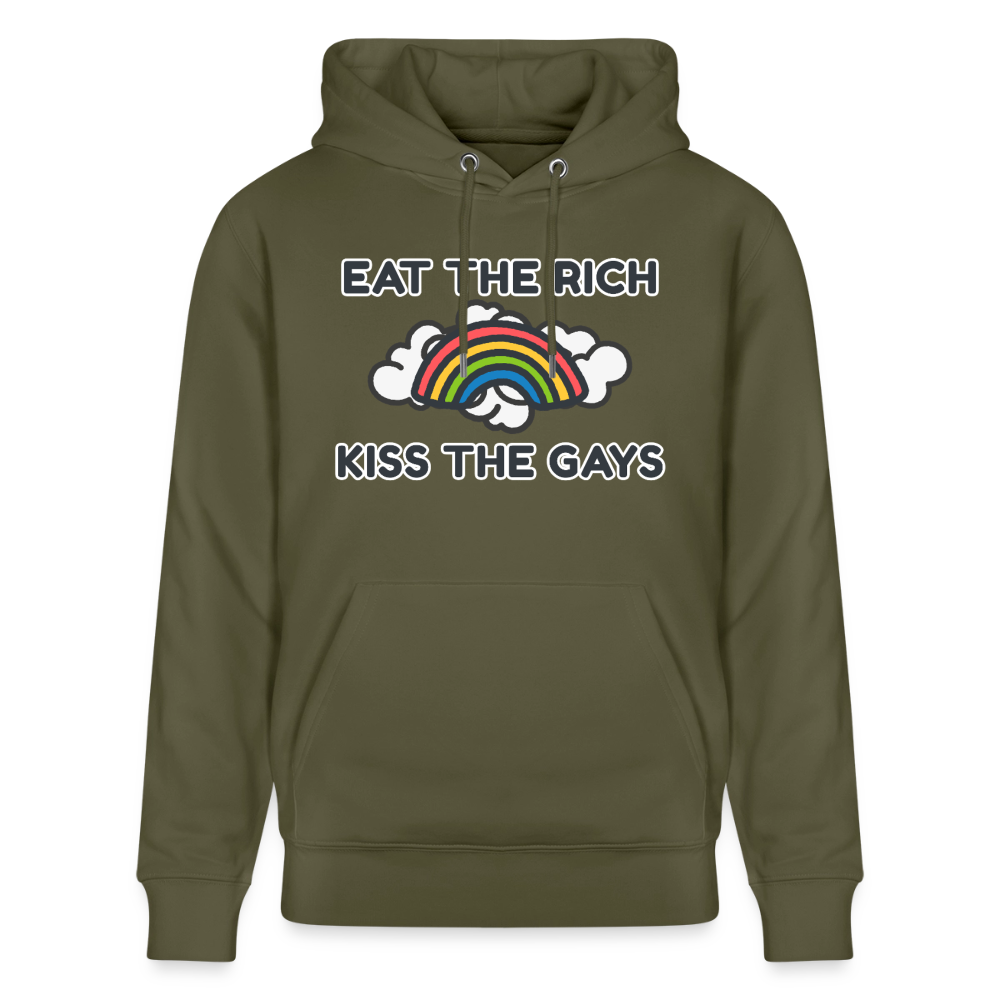 Das khakigrüne Kapuzensweatshirt präsentiert die Botschaft „Eat The Rich Kiss The Gays“ in klarer Schrift. Der bunte Regenbogen macht das kuschelige Oberteil zum idealen Begleiter für Straßenproteste.