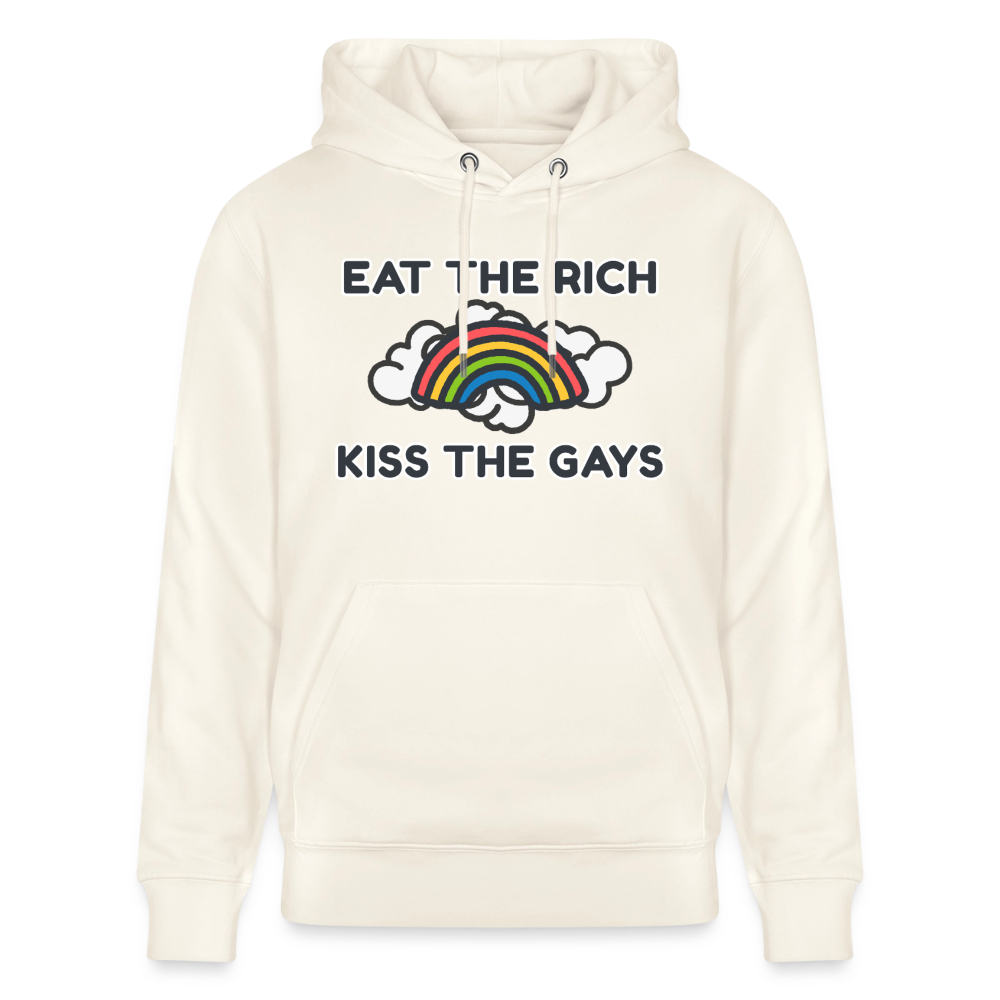 Das naturweiße Sweatshirt zeigt die Doppelbotschaft „Eat The Rich Kiss The Gays“ in klar lesbarer Schrift. Ein farbintensiver Regenbogen zwischen den Zeilen steht für Solidarität und authentischen Pride.