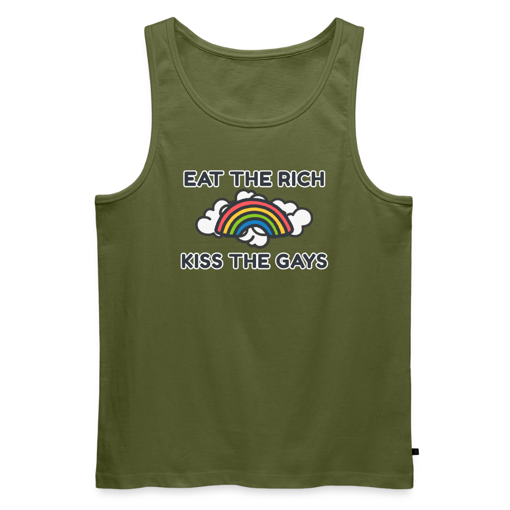 Freigestelltes khakifarbenes Tank Top mit dem zentrierten Text „Eat The Rich Kiss The Gays“. Der leuchtende Regenbogen zwischen den Wolken verleiht dem antikapitalistischen Statement eine bunte, queere Note.