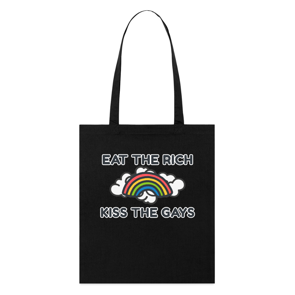 Schwarze Tragetasche als Freisteller, verziert mit dem provokanten Satz „Eat The Rich Kiss The Gays“. Die leuchtenden Regenbogenfarben heben sich stark vom dunklen Stoff ab und zeigen selbstbewussten Stolz.