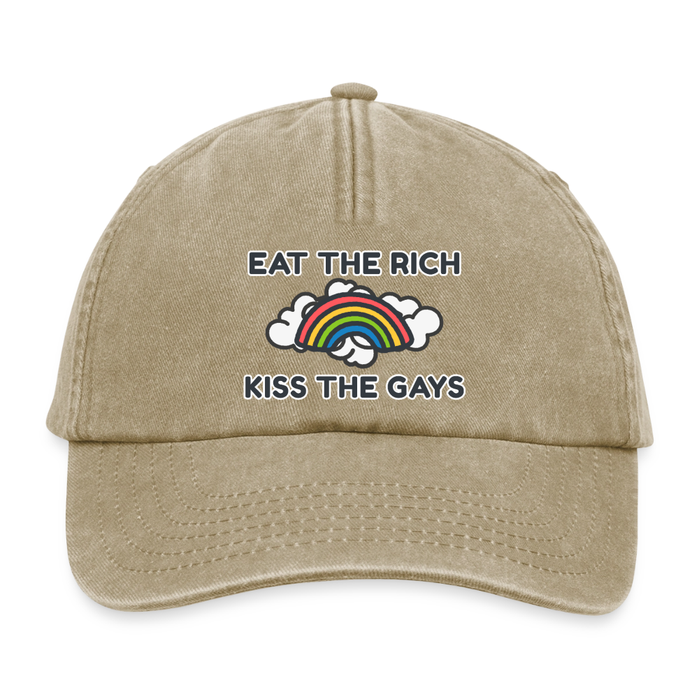 Das sandige Vintage Beige der Basecap bringt die kontrastreiche Typografie „Eat The Rich Kiss The Gays“ perfekt zur Geltung. Ein farbintensiver Regenbogen in der Mitte sorgt für maximale Sichtbarkeit und LGBTIQ-Solidarität.