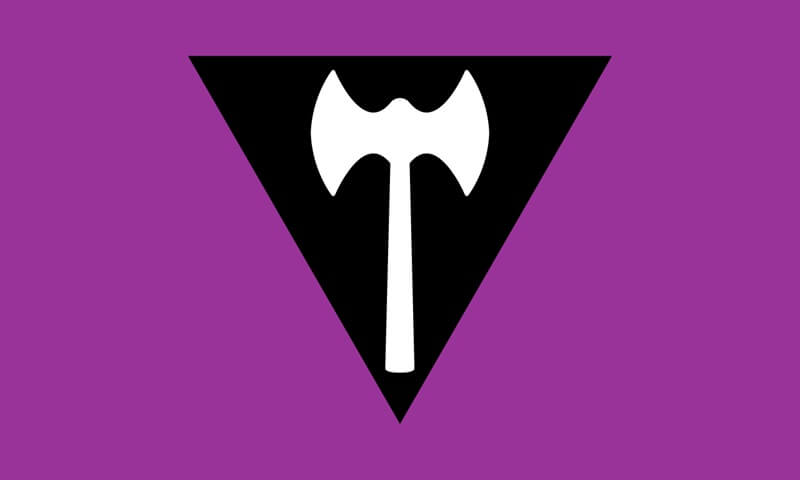 Die historische Labrys-Lesben-Pride-Flagge von 1999 auf tiefviolettem Hintergrund. In der Mitte der Flagge befindet sich ein umgedrehtes, schwarzes Dreieck, auf welchem eine vertikale, weiße Doppelaxt (Labrys) als Symbol für lesbisch-feministische Stärke und Unabhängigkeit abgebildet ist.
