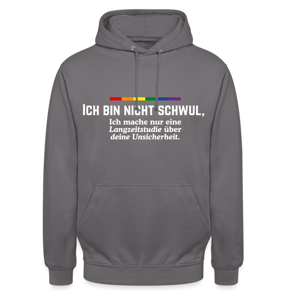 Freigestellter mittelgrauer Kapuzenpullover. Das Design provoziert humorvoll mit den Worten „ICH BIN NICHT SCHWUL, Ich mache nur eine Langzeitstudie über deine Unsicherheit.“ und einem flachen Regenbogen.