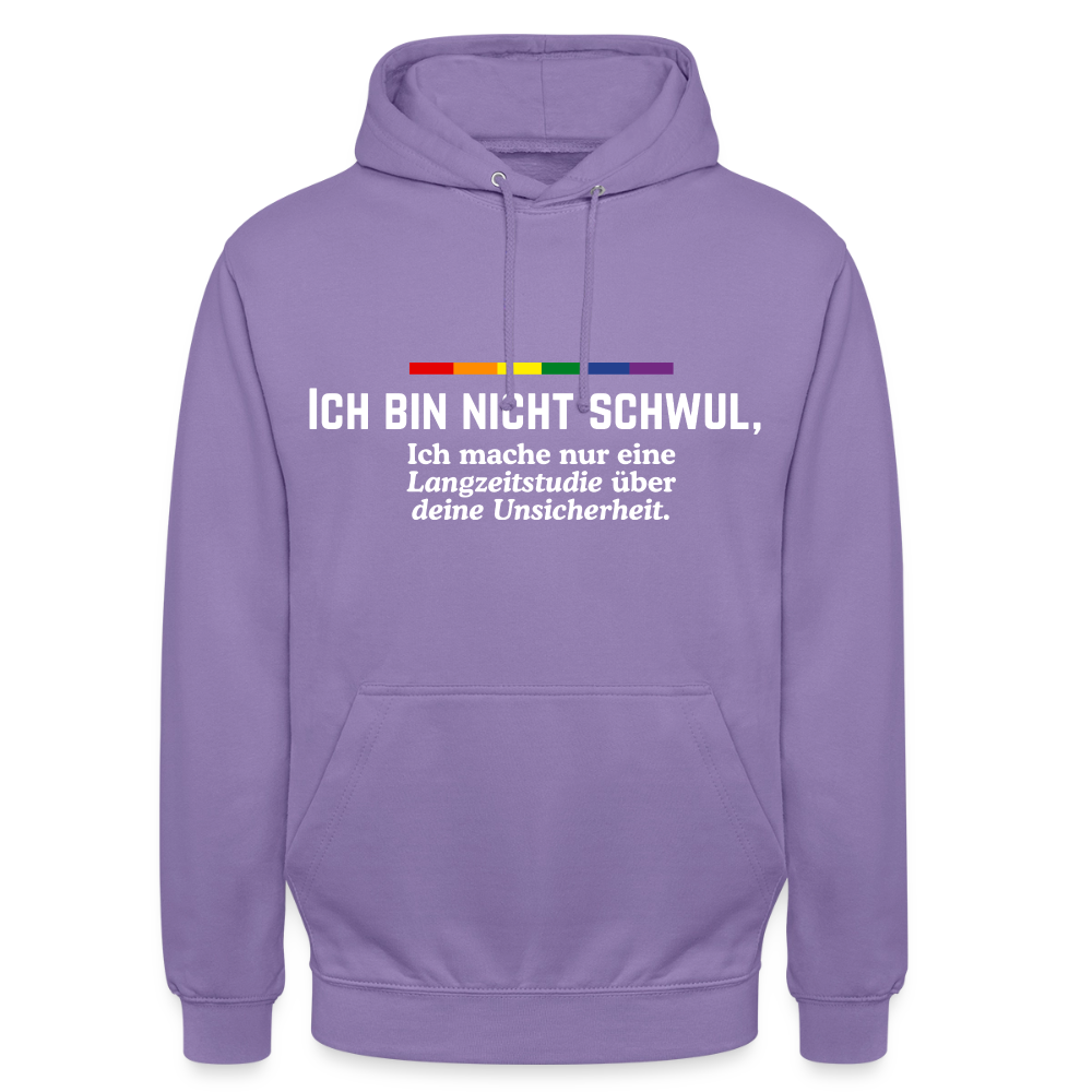 Das lavendelfarbene Kapuzenshirt liefert die Pointe direkt auf der Brust. Umrahmt von nichts als einem feinen Regenbogenstrich, steht dort in herrlich klaren Buchstaben: „ICH BIN NICHT SCHWUL, Ich mache nur eine Langzeitstudie über deine Unsicherheit.“