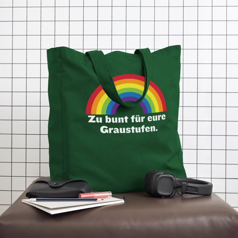 Die flaschengrüne Statement Tote Bag dekoriert auf einem Hocker vor weißen Fliesen, ideal für den urbanen Alltag