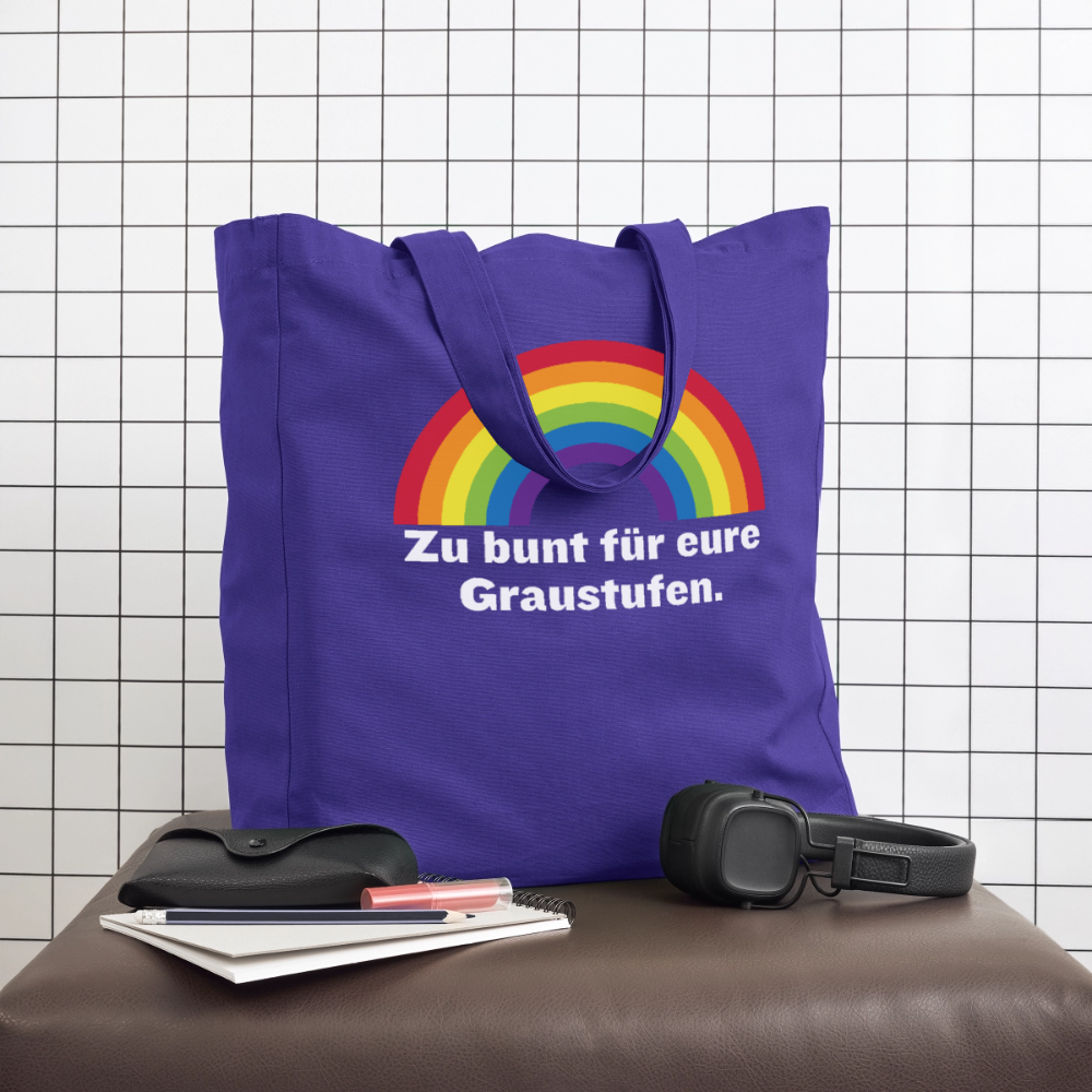 Lila Tote Bag im urbanen Setting, lässig auf einem Lederhocker neben Musik-Kopfhörern positioniert