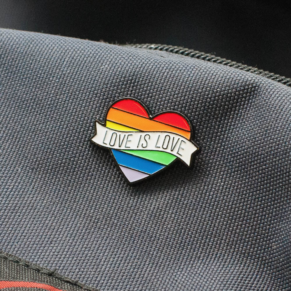 Love is Love Regenbogen Herz Pride-Pin / Love-is-Love-Herz-Anstecker