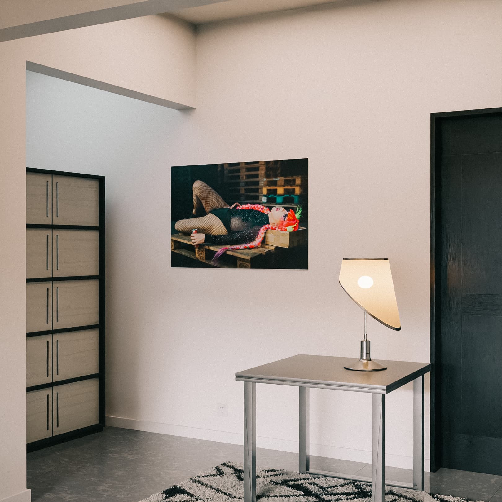 Luna Mattel Poster „Arbeitswahn“ – 90x60 cm | Kunst-Poster mit Drag-Queen-Ikone