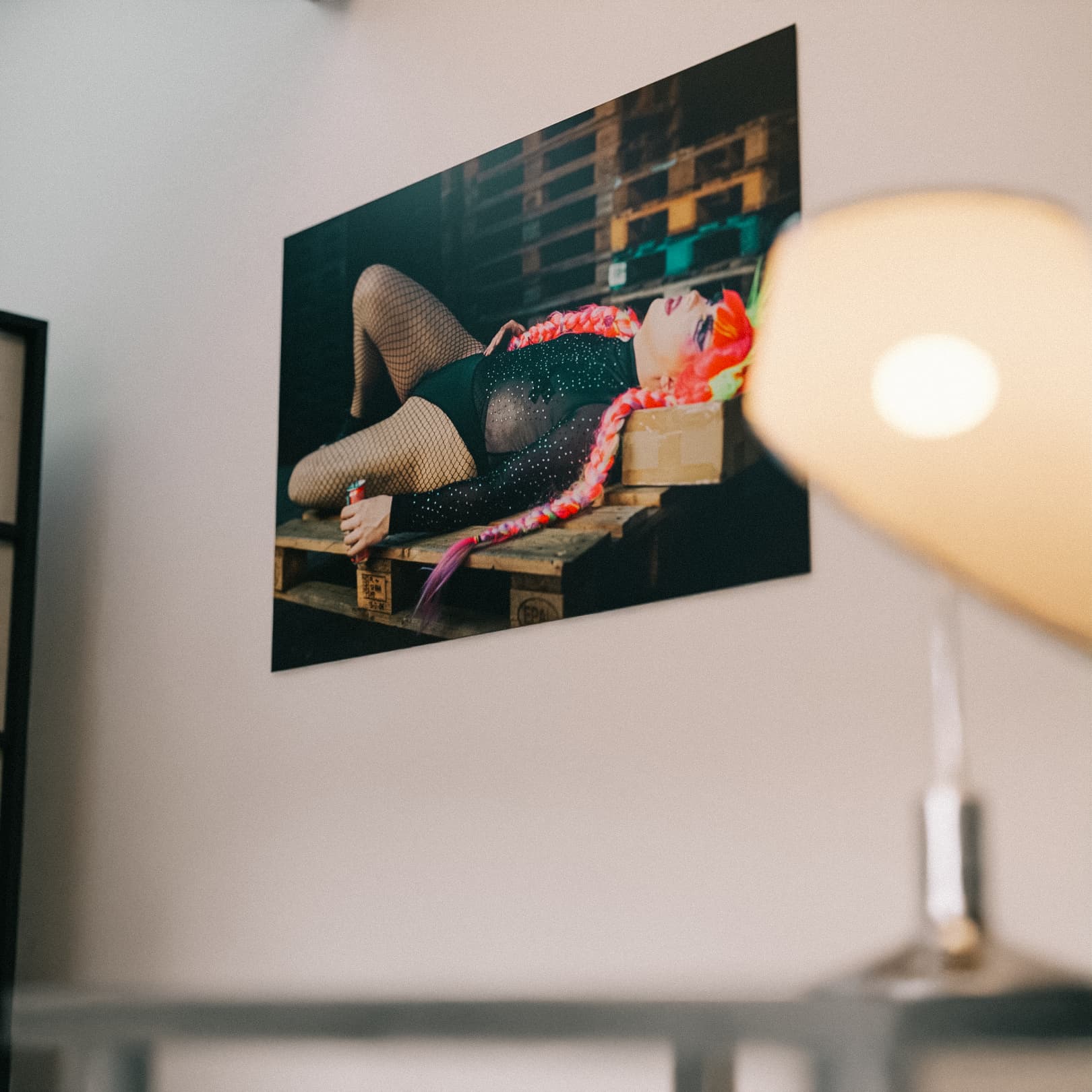 Luna Mattel Poster „Arbeitswahn“ – 90x60 cm | Kunst-Poster mit Drag-Queen-Ikone