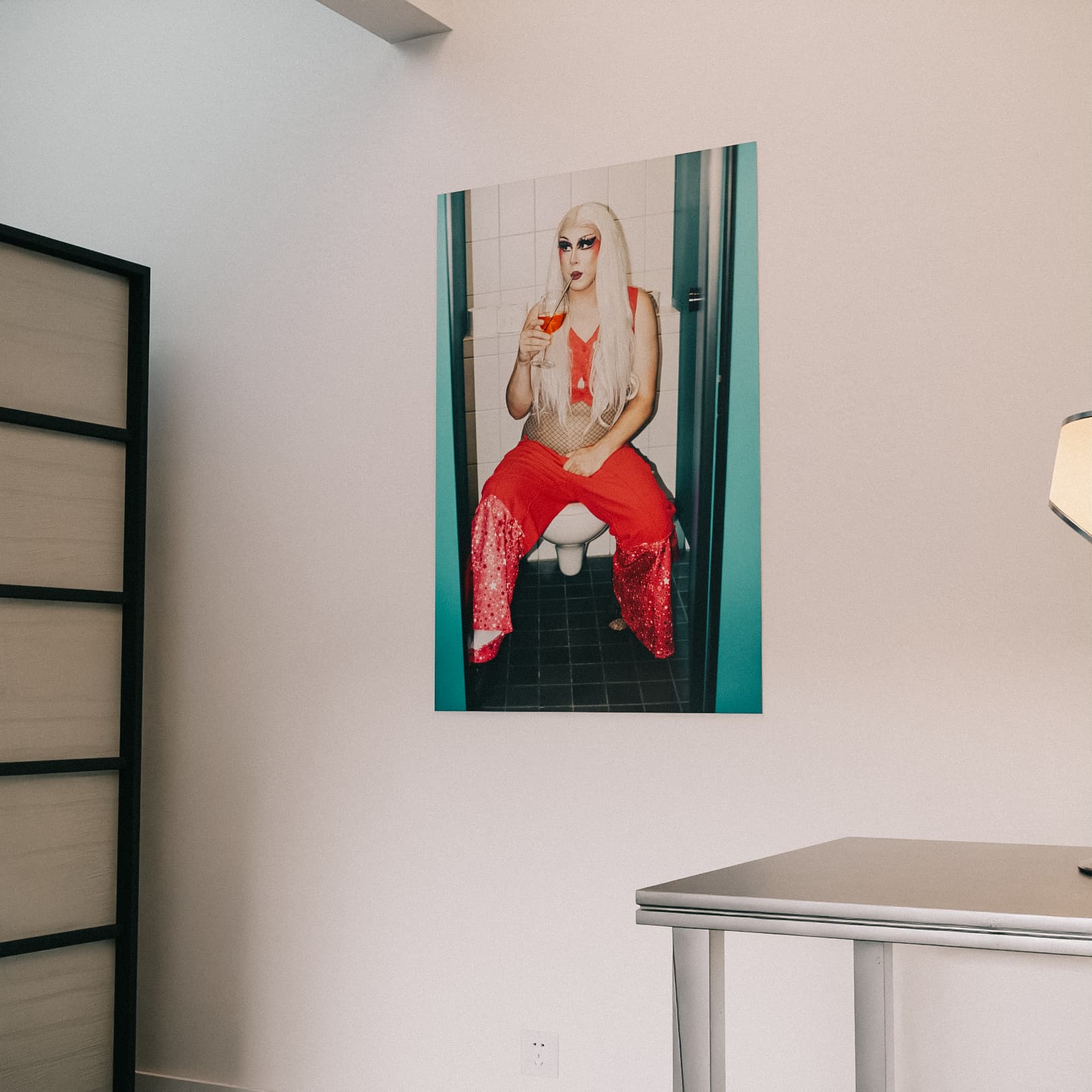 Luna Mattel Poster „Titel“ – 60x90 cm | Kunst-Poster mit Drag-Queen-Ikone
