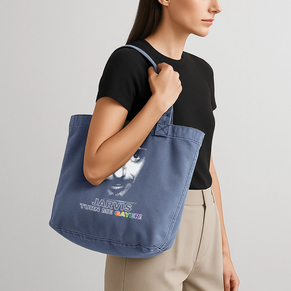 Ein Model trägt die blaue Vintage-Tasche mit dem Nerd-Crossover über der Schulter. Das weiße Gesicht und der „JARVIS TURN ME GAYER!" Schriftzug sorgen für sichtbaren queeren Humor im Alltag.