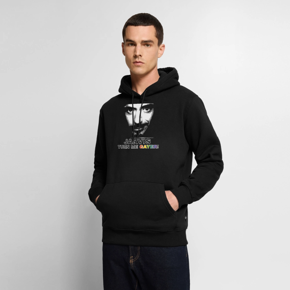Ein Model präsentiert den schwarzen Hoodie mit dem popkulturellen Statement „JARVIS TURN ME GAYER!". Die markante Grafik und die lustige Pointe machen das warme Oberteil zum idealen Nerd-Outfit.