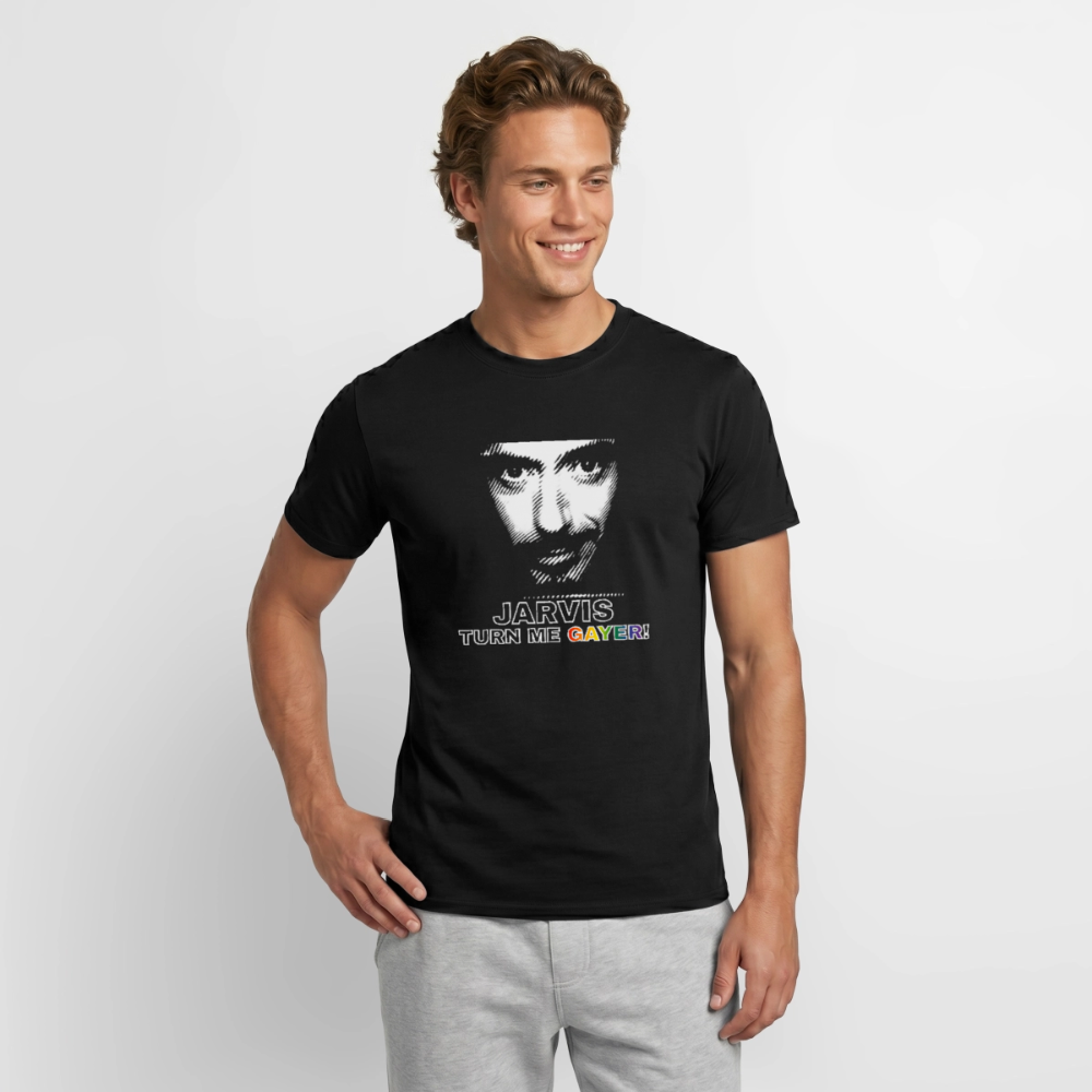 Ein Model präsentiert das schwarze T-Shirt mit dem popkulturellen Statement „JARVIS TURN ME GAYER!". Die markante Grafik macht das Design zum idealen humorvollen Outfit für Gaymer.