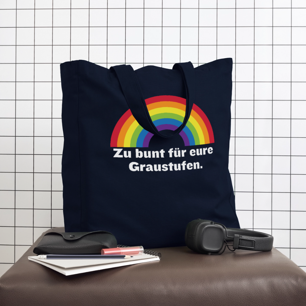 Navyblaue Pride Tragetasche lässig platziert auf einem Hocker vor einer weißen Kachelwand