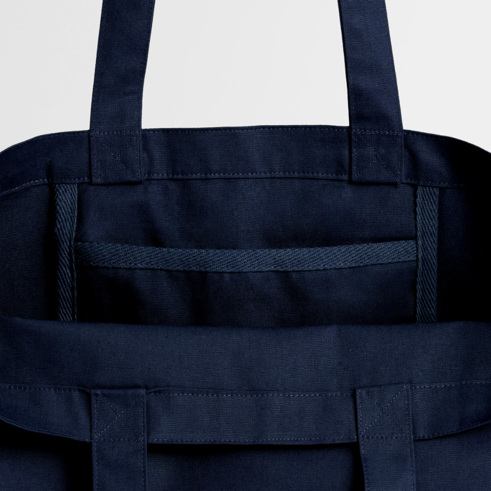 Geöffnete navyblaue Tote Bag zeigt das praktische Innenfach und die breiten, festen Tragegriffe