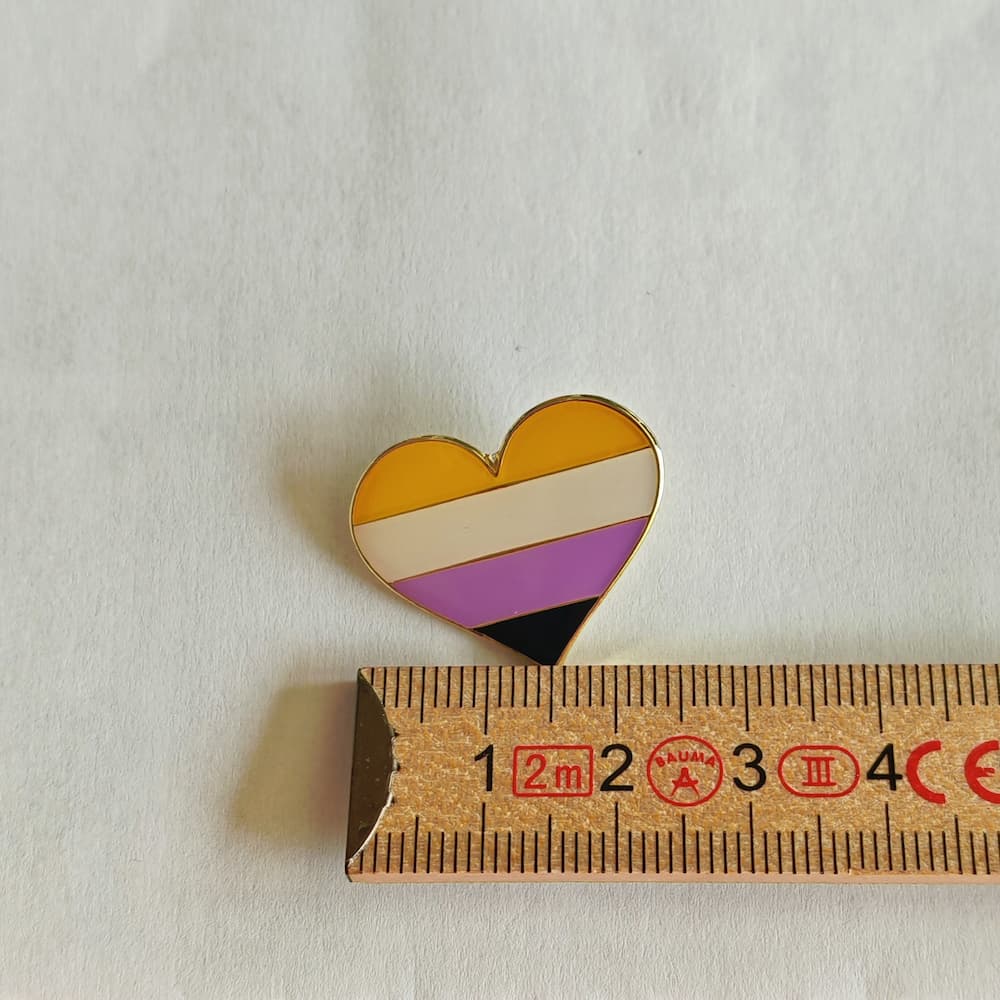 Non Binary Herz Pride-Pin / Non-Binary-Herz-Anstecker - PrideMerch.de - Team Behinderte im Queer Cities e.V.