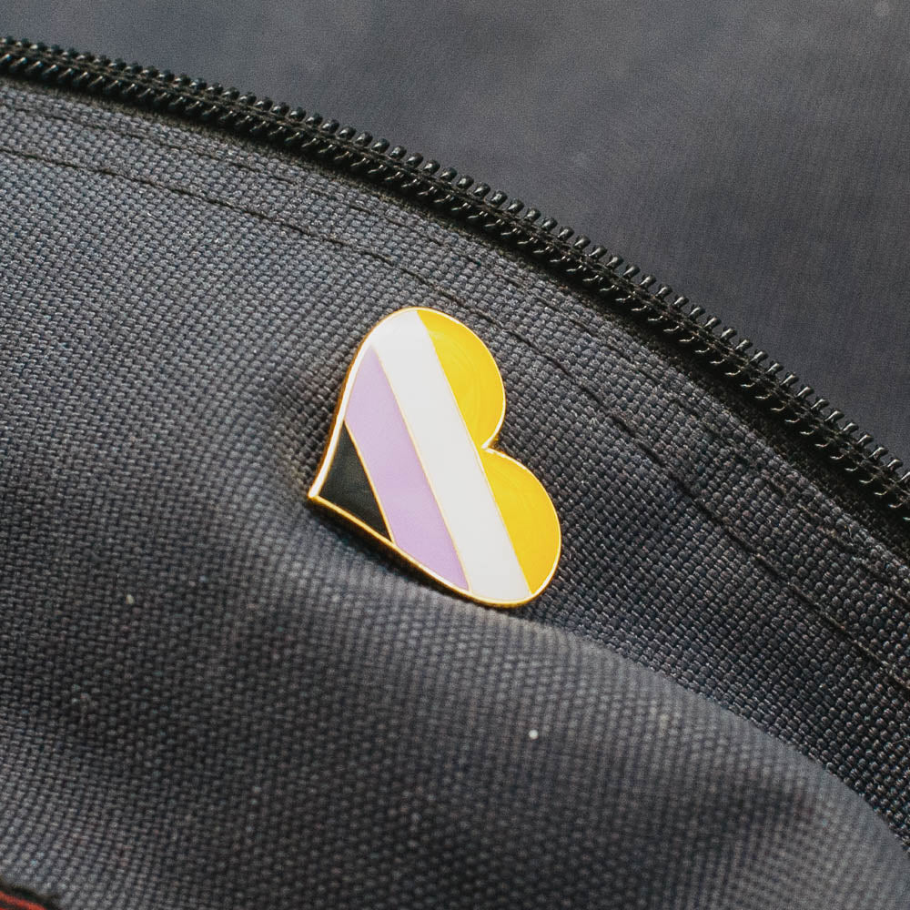 Non Binary Herz Pride-Pin / Non-Binary-Herz-Anstecker - PrideMerch.de - Team Behinderte im Queer Cities e.V.