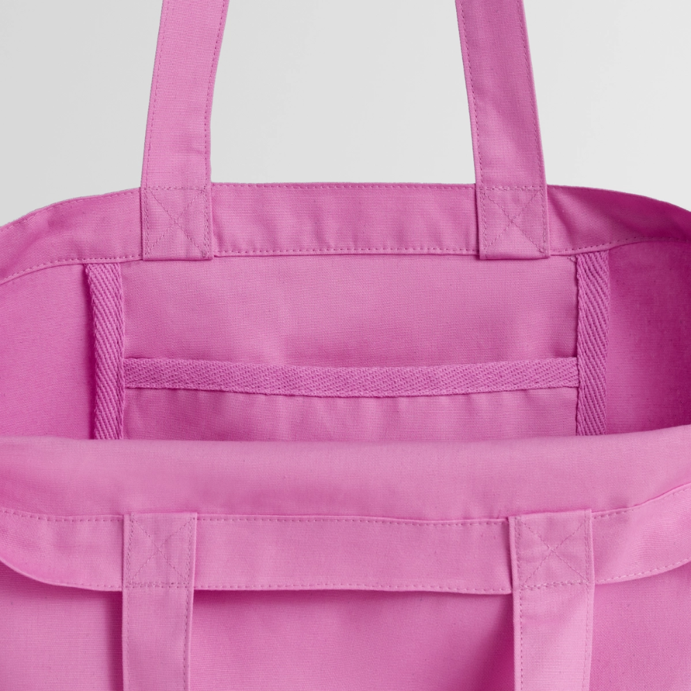 Detailaufnahme der pinken Tote Bag, Fokus auf das hochwertig vernähte Innenfach aus Canvas