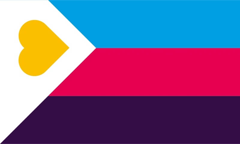 Eine randlose Grafik der neuen Polyamorie-Flagge (Design 2022). Sie besteht aus drei horizontalen Bändern in Königsblau, Purpur und Magenta. Am linken Rand befindet sich ein asymmetrischer, weißer Keil, der ein markantes goldgelbes Herz umschließt. Moderner, flächiger Grafikstil ohne Konturen.