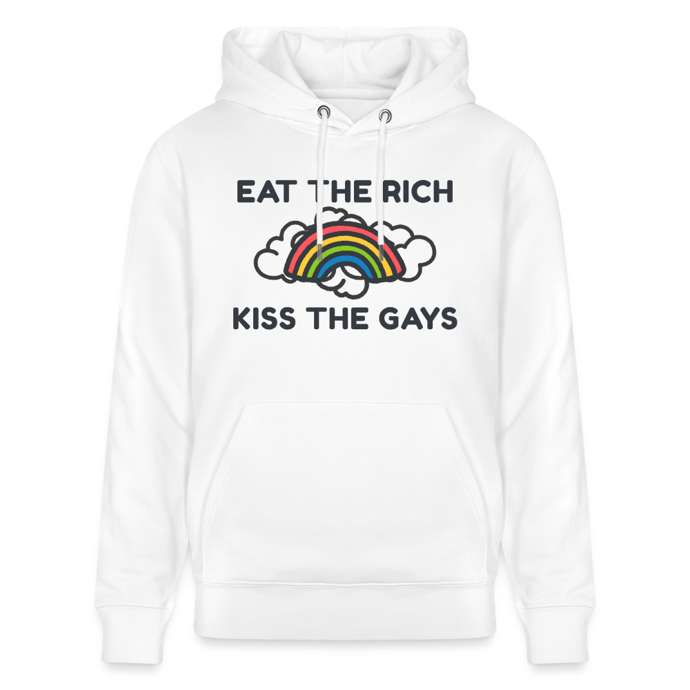 Das weiße Sweatshirt zeigt die Doppelbotschaft „Eat The Rich Kiss The Gays“ in dunkler, kontrastreicher Schrift. Ein farbintensiver Regenbogen zwischen den Zeilen steht für Solidarität und Pride.