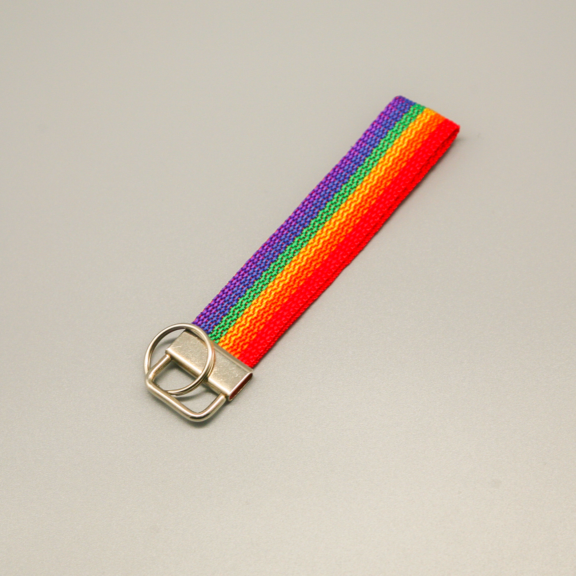 Regenbogen Schlüsselanhänger (kurz) - PrideMerch.de - Team Behinderte im Queer Cities e.V.
