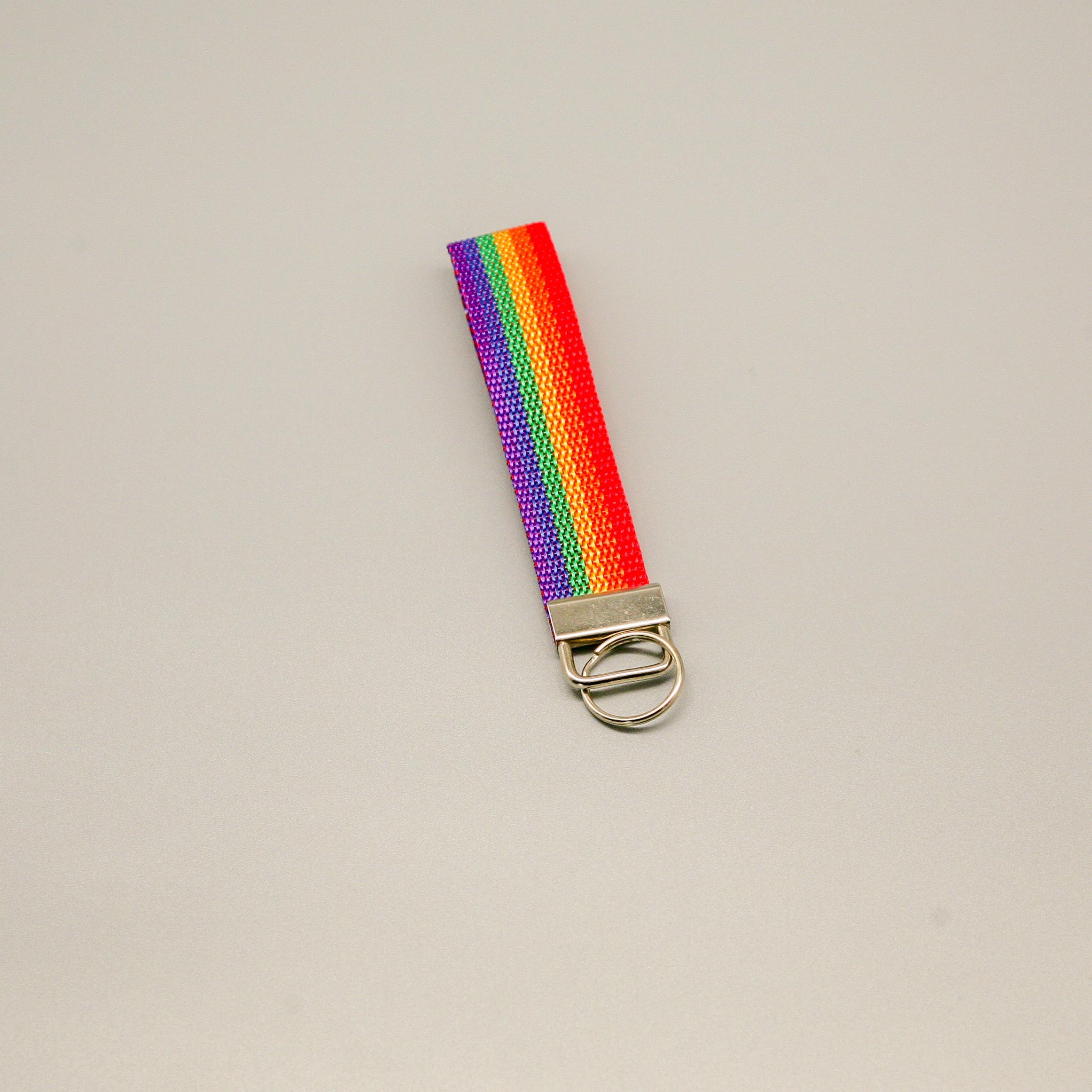 Regenbogen Schlüsselanhänger (kurz) - PrideMerch.de - Team Behinderte im Queer Cities e.V.