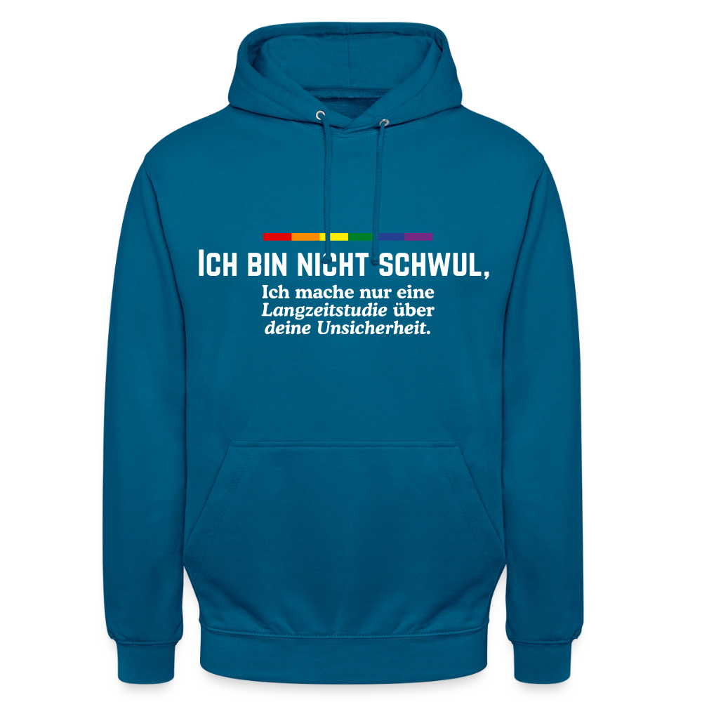 Ein eiskaltes Statement auf dunklem Tiefseeblau. Ohne Umwege entlarvt der weiße Aufdruck das Gegenüber: „ICH BIN NICHT SCHWUL, Ich mache nur eine Langzeitstudie über deine Unsicherheit.“ – unverkennbar als queeres Piece durch den feinen Regenbogenstrich gekennzeichnet.