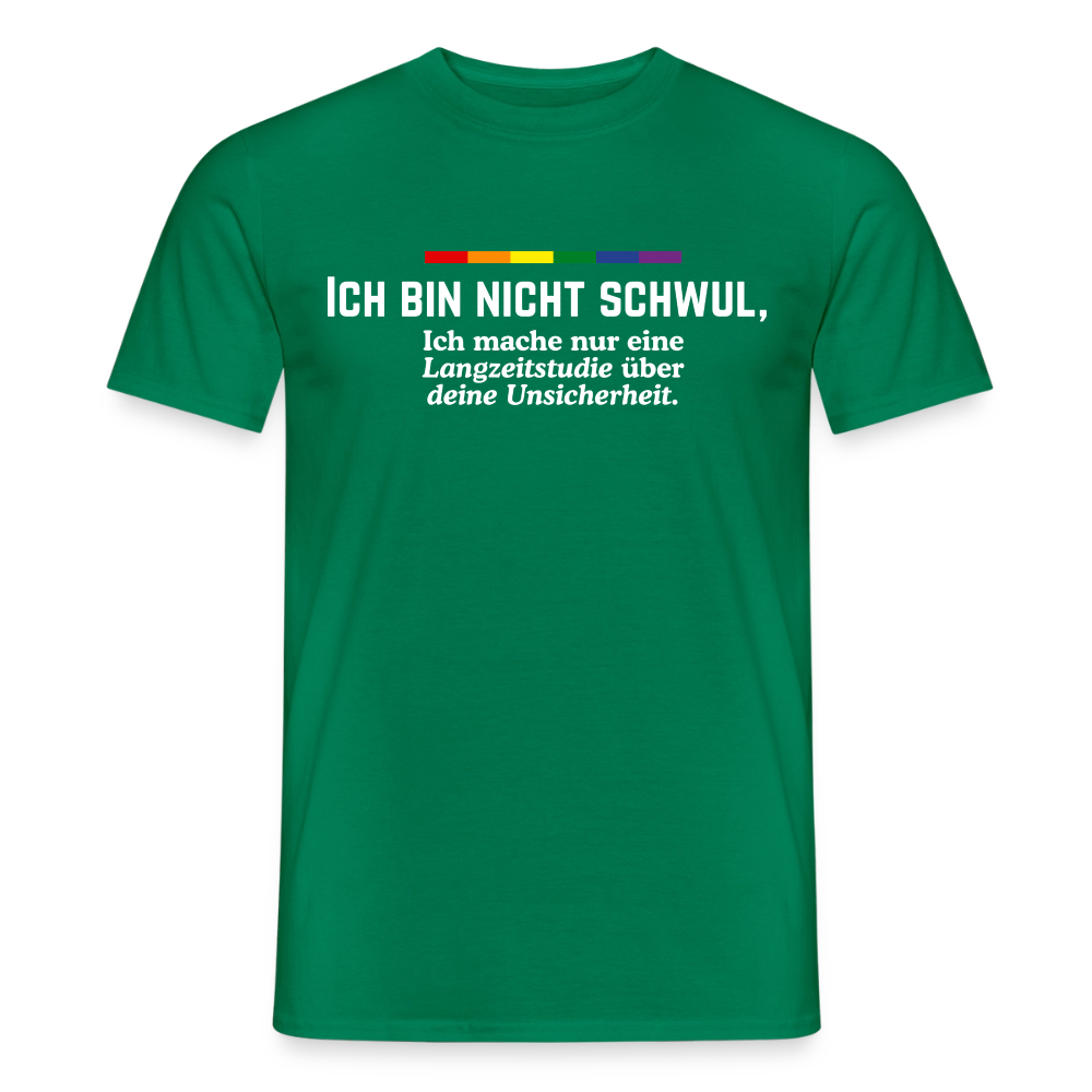 Sattes Grün trifft auf analytische Kühle. Ohne Umschweife entlarvt der Aufdruck das Gegenüber: „ICH BIN NICHT SCHWUL, Ich mache nur eine Langzeitstudie über deine Unsicherheit.“ – unverkennbar als queeres Piece durch den Pride-Strich markiert.