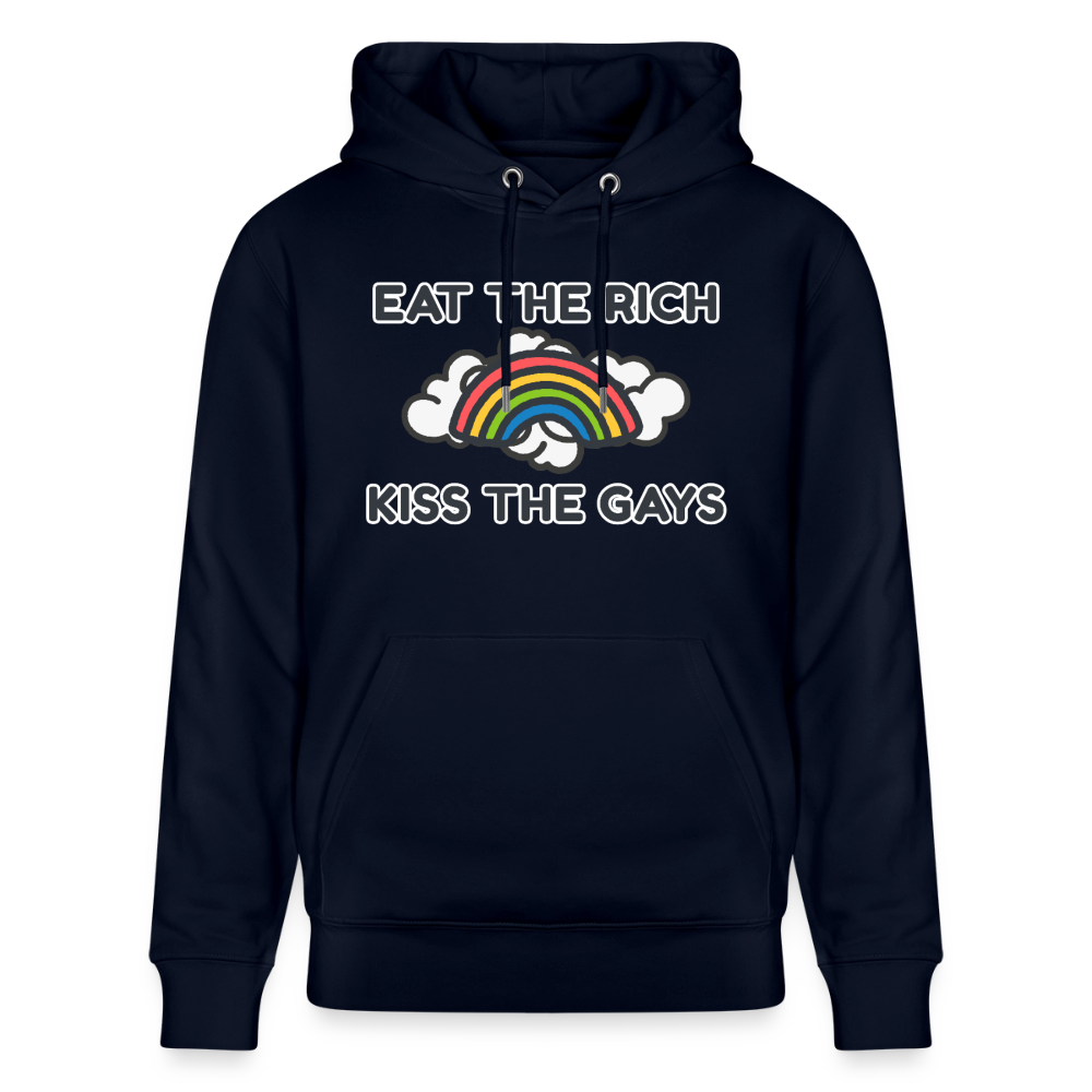 Auf dunkelblauem Navy-Hintergrund leuchtet das Statement „Eat The Rich Kiss The Gays“. Der farbige Regenbogen mit Wolken macht den Hoodie zum unübersehbaren Zeichen für LGBTIQ-Rechte.